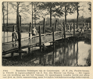 601265 Afbeelding van een oefening door de Genietroepen, waarbij een noodbrug wordt aangelegd bij het Fort Vossegat te ...